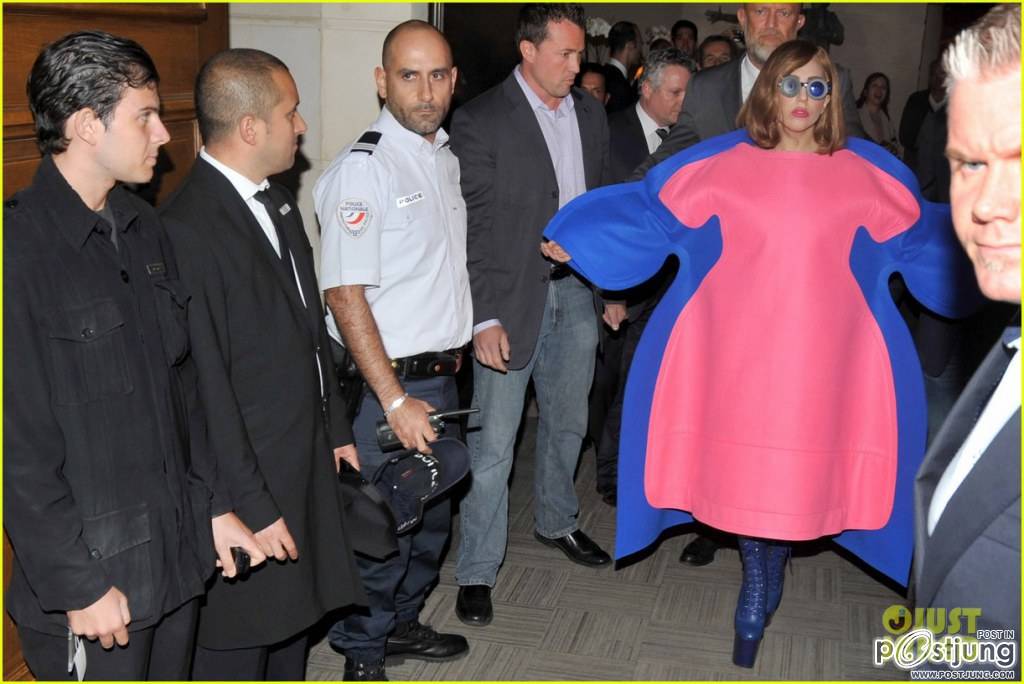 Lady Gaga: Oversized Pink & Blue Dress in France!