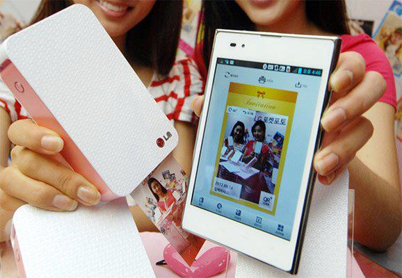LG เปิดตัวเครื่องปริ๊นท์รูปถ่ายจากมือถือขนาดพกพาขนาดเล็กที่สุดในโลก Pocket Photo http://www.whatpho
