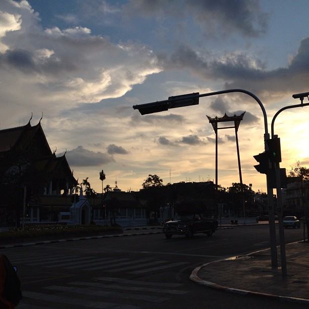 วันนี้มาทำงานแถวเสาชิงช้า ออกมาโพลเพล้ท้องฟ้ากำลังสวยเลย
