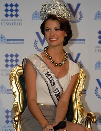 สเตฟาเนีย เฟอร์นันเดซ Miss Venezuela ผู้มีใบหน้าคลาสสิค