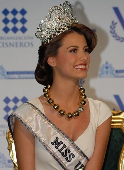 สเตฟาเนีย เฟอร์นันเดซ Miss Venezuela ผู้มีใบหน้าคลาสสิค