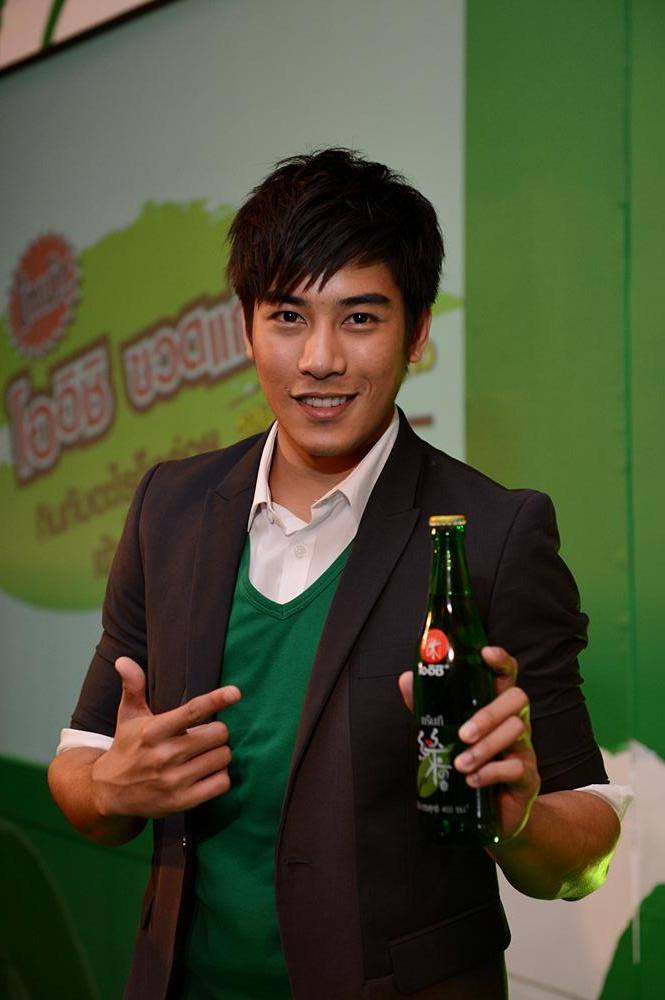 โออิชิชวนกินน้ำพระเอก