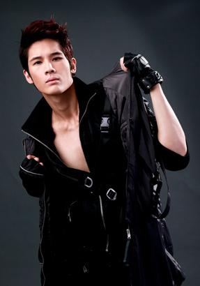‘แบงค์ ซีควินท์‘ ซวย! แท็กซี่พุ่งชนโชคดีไม่เจ็บ