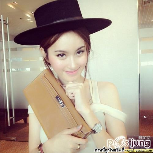 ปอย เกรซ สองสาวนี้น่ารักสไตล์คล้ายกันกันเลยอ่าา ช๊อบบ ชอบ ขาวๆๆ