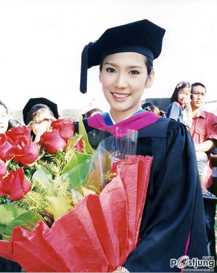 อั้ม พัชราภา & ชมพู่ อารยา ในวันรับปริญญาตรี :)