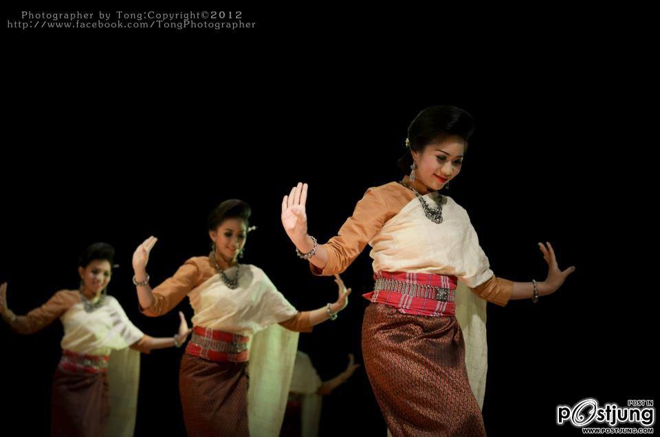 "งานสืบฮอยฮีตอีสาน สืบตำนานวัฒนธรรม" เป็นการแสดงของคณะศิลปกรรมศาสตร์ มหาวิทยาลัยมหาสารคาม