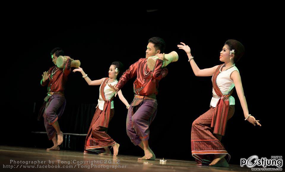 "งานสืบฮอยฮีตอีสาน สืบตำนานวัฒนธรรม" เป็นการแสดงของคณะศิลปกรรมศาสตร์ มหาวิทยาลัยมหาสารคาม