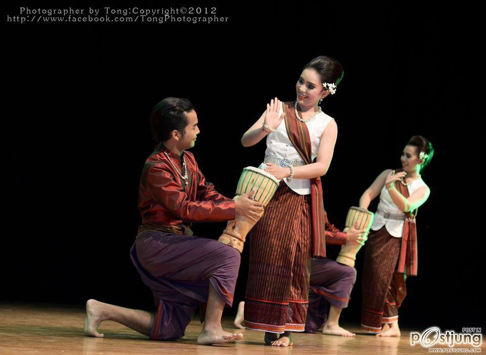 "งานสืบฮอยฮีตอีสาน สืบตำนานวัฒนธรรม" เป็นการแสดงของคณะศิลปกรรมศาสตร์ มหาวิทยาลัยมหาสารคาม