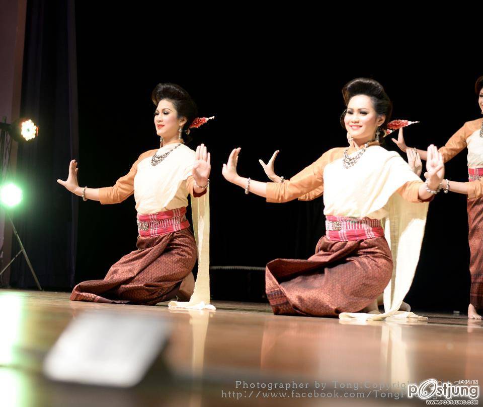 "งานสืบฮอยฮีตอีสาน สืบตำนานวัฒนธรรม" เป็นการแสดงของคณะศิลปกรรมศาสตร์ มหาวิทยาลัยมหาสารคาม