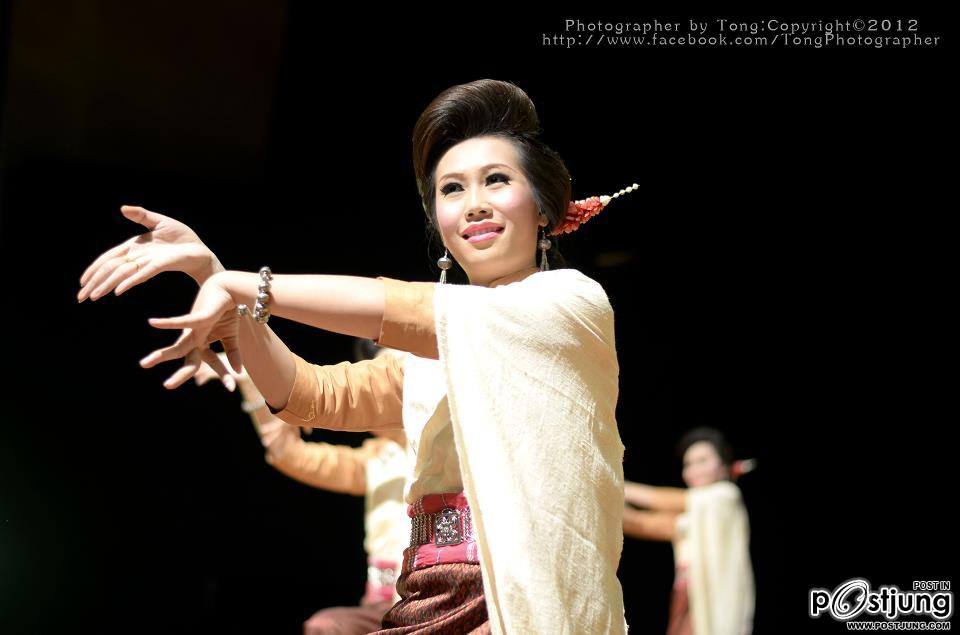 "งานสืบฮอยฮีตอีสาน สืบตำนานวัฒนธรรม" เป็นการแสดงของคณะศิลปกรรมศาสตร์ มหาวิทยาลัยมหาสารคาม