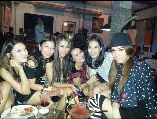 อั้ม พัชราภา นำทีมเพื่อนสาว เซอร์ไพรส์วันเกิด แอมป์