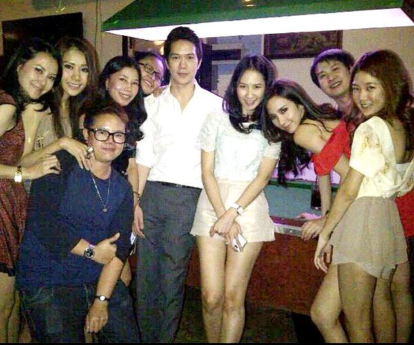อั้ม พัชราภา นำทีมเพื่อนสาว เซอร์ไพรส์วันเกิด แอมป์
