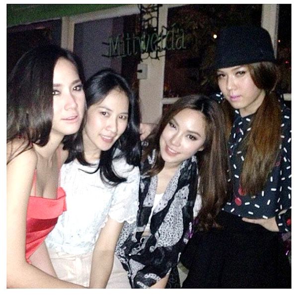 อั้ม พัชราภา นำทีมเพื่อนสาว เซอร์ไพรส์วันเกิด แอมป์