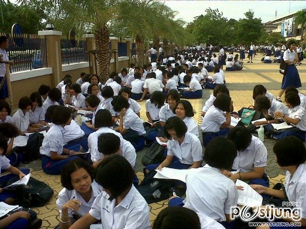 ลานอเนกประสงค์ รอเข้าเเถวเคารพธงชาติ