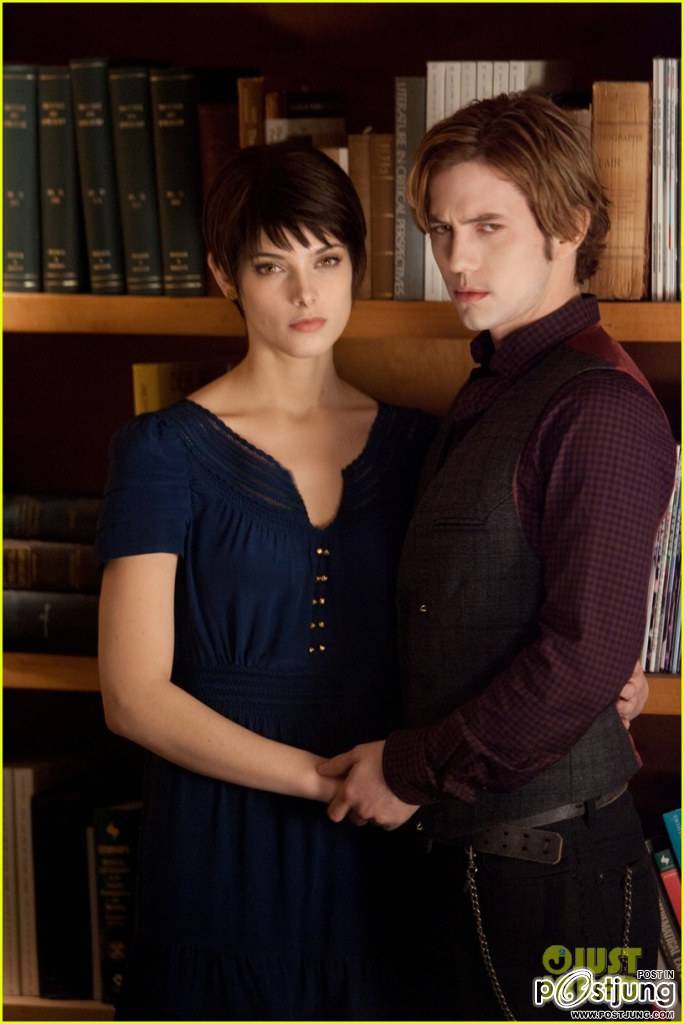 Kristen Stewart & Robert Pattinson: 'Twilight Saga: Breaking Dawn - Part 2' Final Poster Revealed!