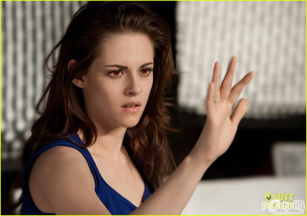 Kristen Stewart & Robert Pattinson: 'Twilight Saga: Breaking Dawn - Part 2' Final Poster Revealed!