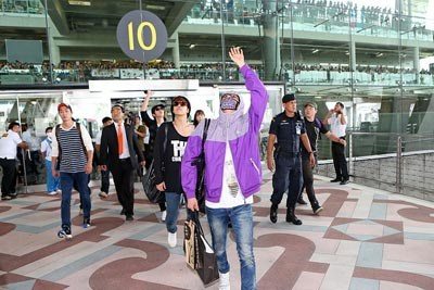 15 ไอดอลเกาหลีเรียงหน้ารายงานตัว ณ สนามบินสุวรรณภูมิ เตรียมขึ้นเวที เอ็มเคาท์ดาวน์ สไมล์-ไทยแลนด์