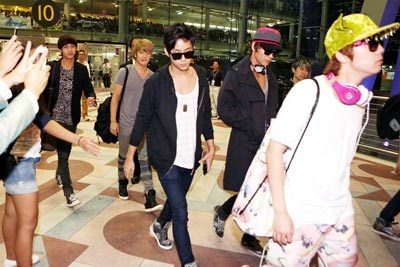 15 ไอดอลเกาหลีเรียงหน้ารายงานตัว ณ สนามบินสุวรรณภูมิ เตรียมขึ้นเวที เอ็มเคาท์ดาวน์ สไมล์-ไทยแลนด์