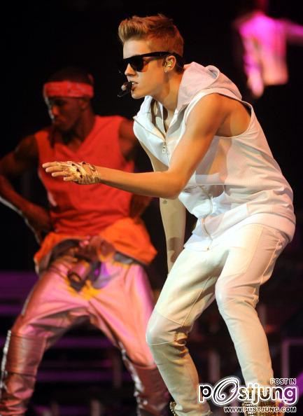 Justin Bieber Concert at Oakland&rsquo;s Oracle Arena, CA Justin Bieber กับ Beli