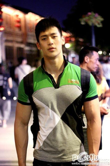 หนุ่ม Henry หล่อ ใส น่าสัมผัส