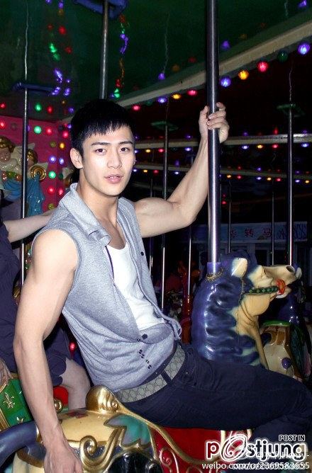 หนุ่ม Henry หล่อ ใส น่าสัมผัส
