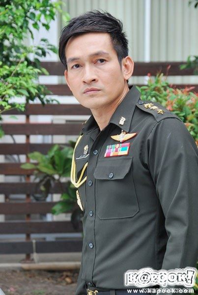 นักแสดงนำ "ลูกไม้หลากสี" ในงานบวงสรวง 9/10/55