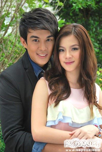 นักแสดงนำ "ลูกไม้หลากสี" ในงานบวงสรวง 9/10/55