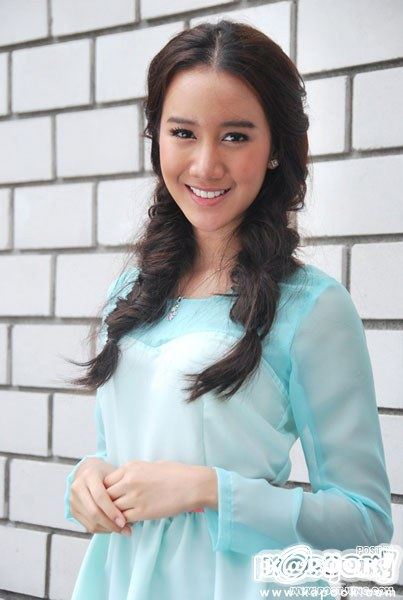 นักแสดงนำ "ลูกไม้หลากสี" ในงานบวงสรวง 9/10/55