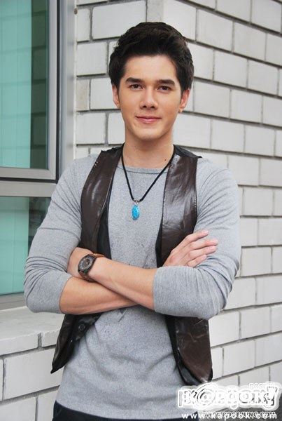 นักแสดงนำ "ลูกไม้หลากสี" ในงานบวงสรวง 9/10/55