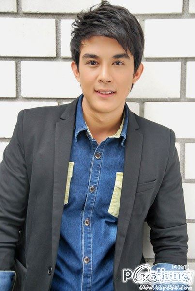 นักแสดงนำ "ลูกไม้หลากสี" ในงานบวงสรวง 9/10/55