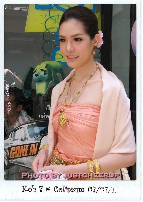 พี่เกรซ ในชุดไทยค่ะ
