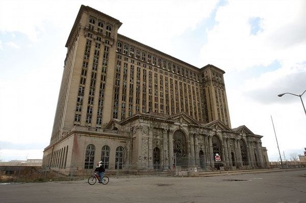 สถานีรถไฟ Michigan Central Station เคยเป็นฉากประกอบการถ่ายทำภาพยนต์ The Island และ Transformer