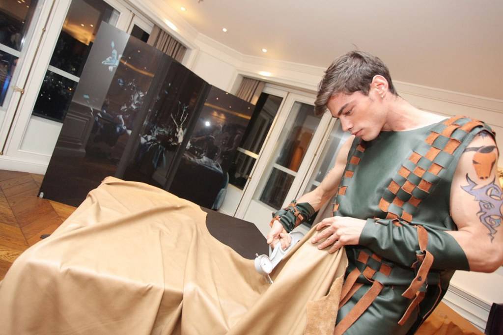 เซเล็บล้นงาน เปิดตัวแบรนด์เครื่องหนังไฮโซ CrestLux