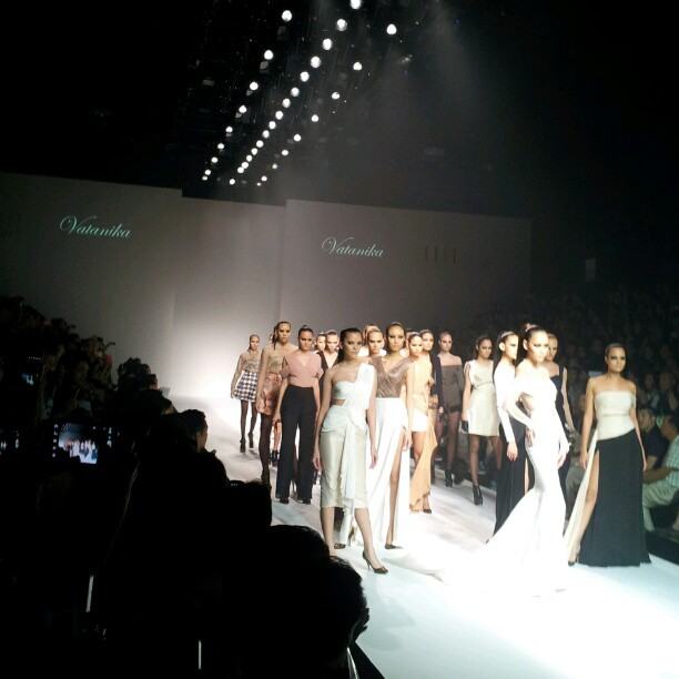 จัดเต็ม! ดาราตบเท้าร่วมงาน ELLE Fashion Week 2012