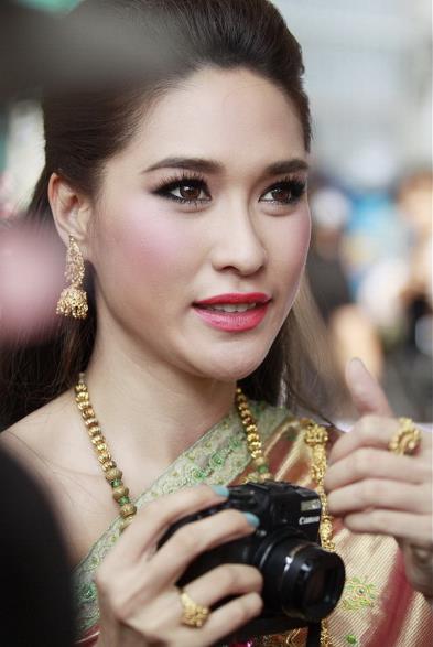 สาวหน้าไทยๆกับชุดไทยอันสวยงาม
