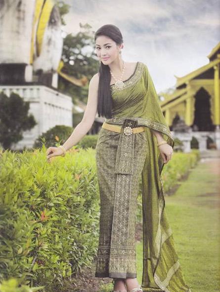 สาวหน้าไทยๆกับชุดไทยอันสวยงาม