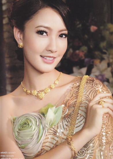 สาวหน้าไทยๆกับชุดไทยอันสวยงาม