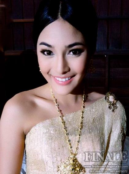 สาวหน้าไทยๆกับชุดไทยอันสวยงาม