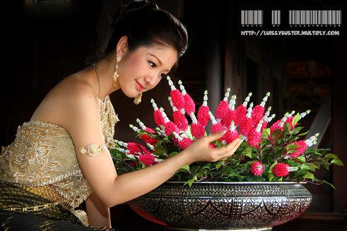 สาวหน้าไทยๆกับชุดไทยอันสวยงาม