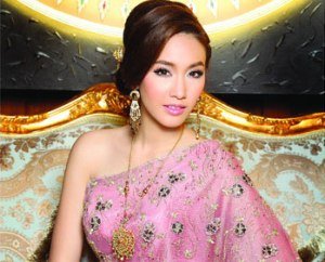 สาวหน้าไทยๆกับชุดไทยอันสวยงาม