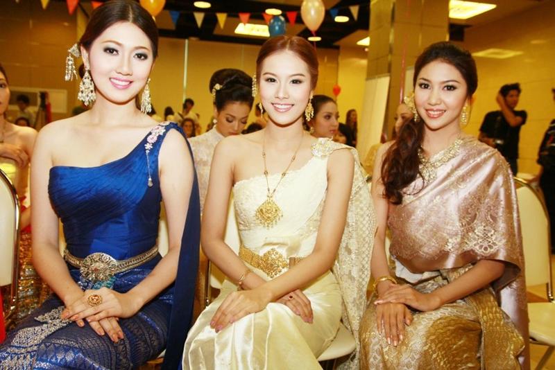 สาวหน้าไทยๆกับชุดไทยอันสวยงาม