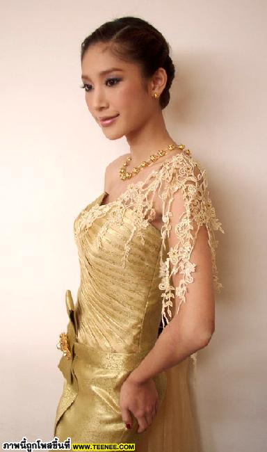 สาวหน้าไทยๆกับชุดไทยอันสวยงาม