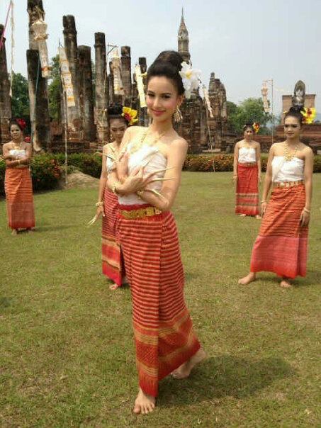 สาวหน้าไทยๆกับชุดไทยอันสวยงาม
