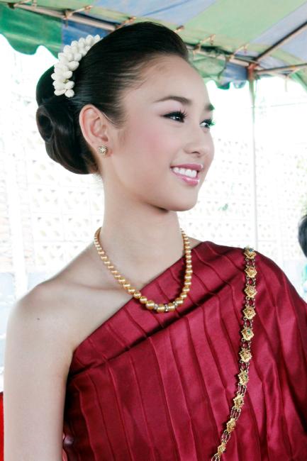 สาวหน้าไทยๆกับชุดไทยอันสวยงาม