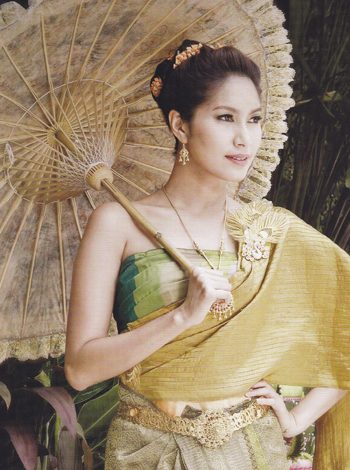 สาวหน้าไทยๆกับชุดไทยอันสวยงาม