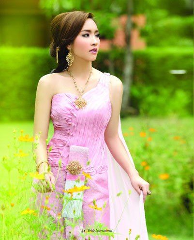 สาวหน้าไทยๆกับชุดไทยอันสวยงาม