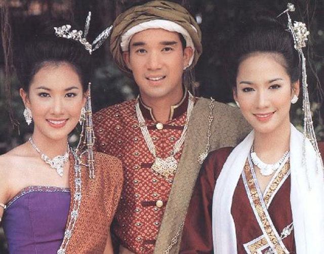 สาวหน้าไทยๆกับชุดไทยอันสวยงาม