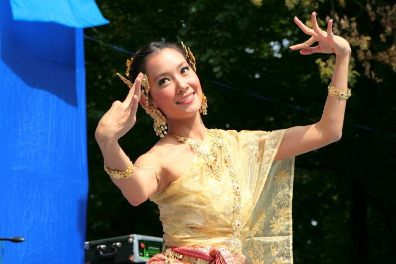 สาวหน้าไทยๆกับชุดไทยอันสวยงาม