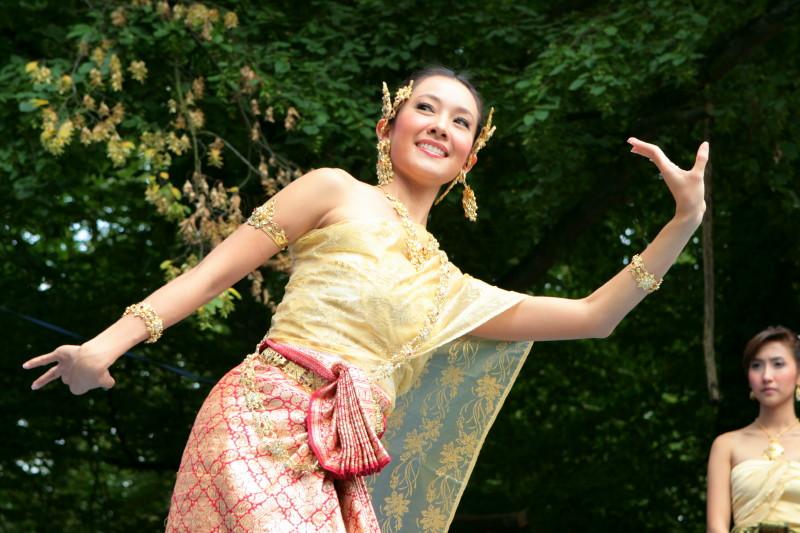สาวหน้าไทยๆกับชุดไทยอันสวยงาม