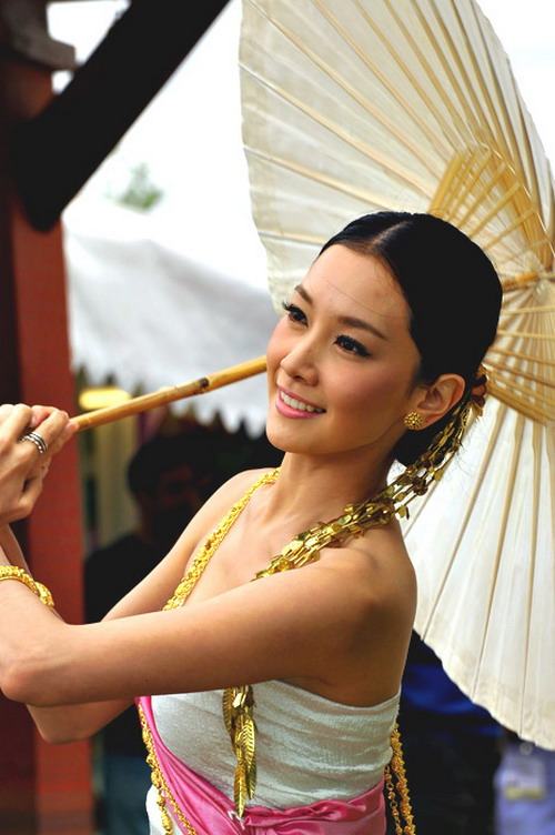 สาวหน้าไทยๆกับชุดไทยอันสวยงาม